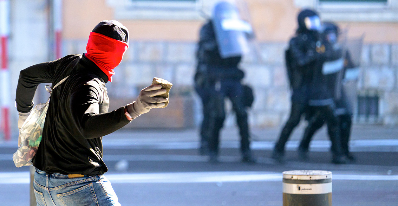 Violences à Genève avant le G7 : affrontements entre manifestants et police, une Tesla incendiée