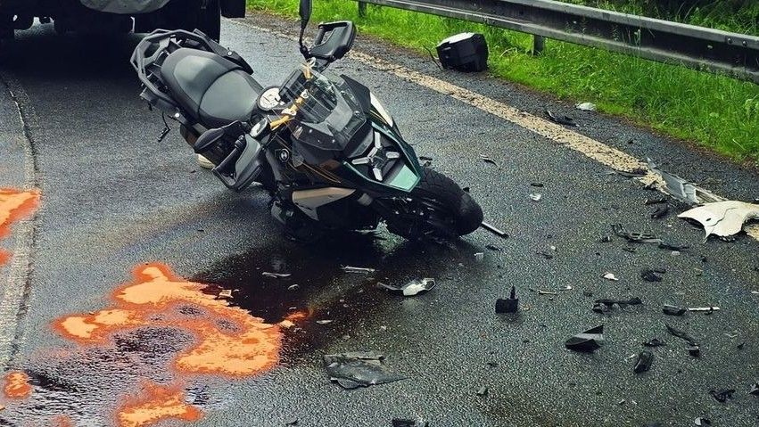 Zdrogovaný motorkář bez řidičáku ujížděl policii a skončil ve stromě na Klatovsku