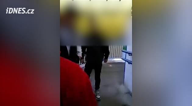 Za surový útok na školáka v Ostravě stíhá policie jen jednoho z šesti pachatelů
