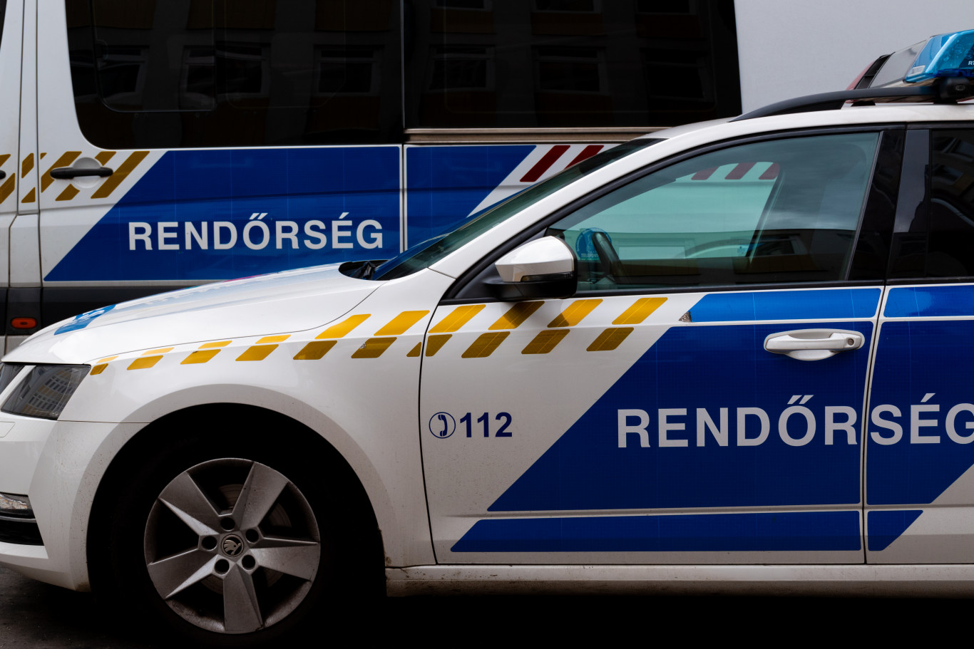 Felfüggesztett börtönt kapott a férfi, aki rendőrnek tettetve magát bántalmazott embereket