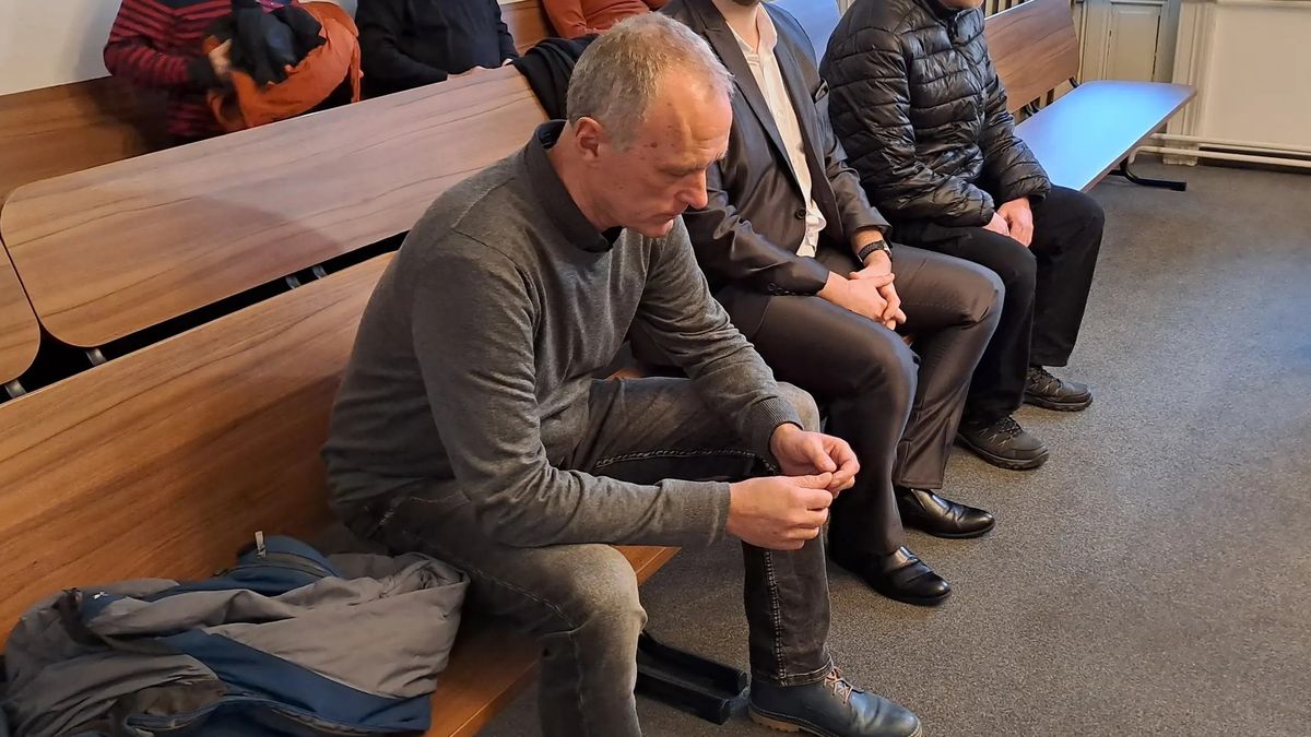 Bachař z Vykmanova dostal podmínku za taser do genitálií vězně