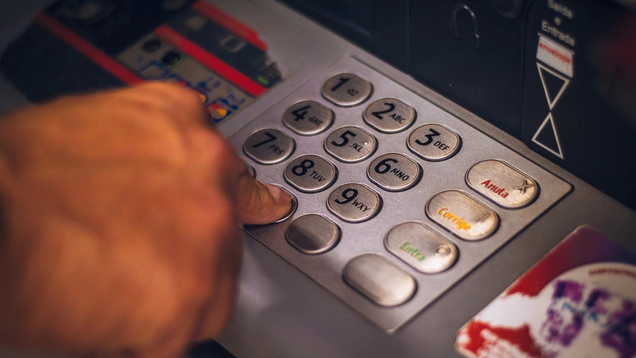 Dvadsaťpäťročná policajtka obvinená z legalizácie výnosov z krádeží bankomatov