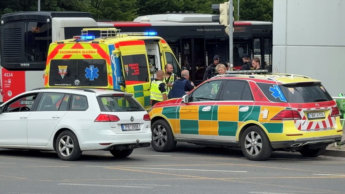 Muž pobodán před pražským obchodním domem, policie hledá agresora