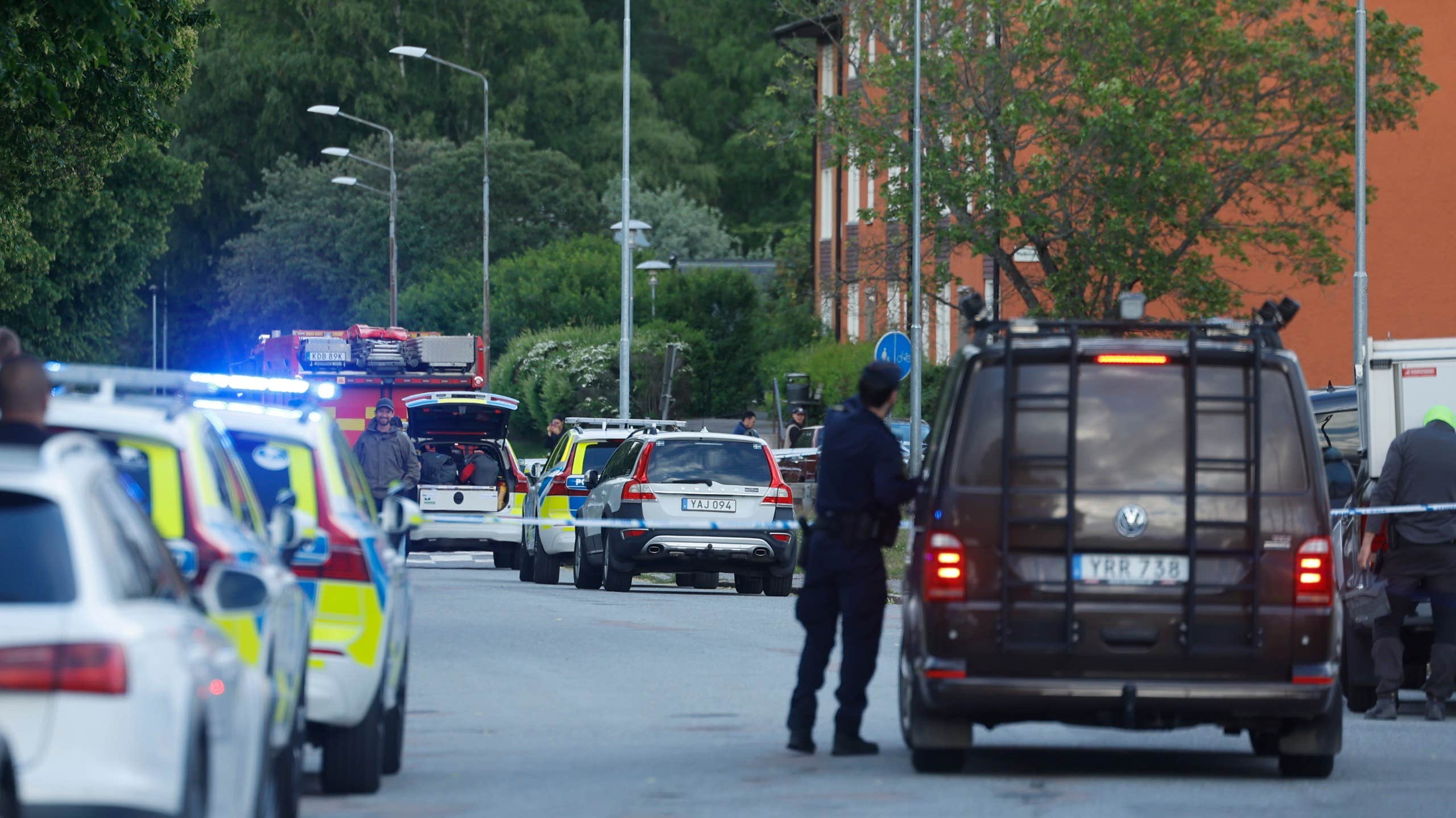 Man skjuten på parkering i Jordbro – polisen jagar gärningspersonen