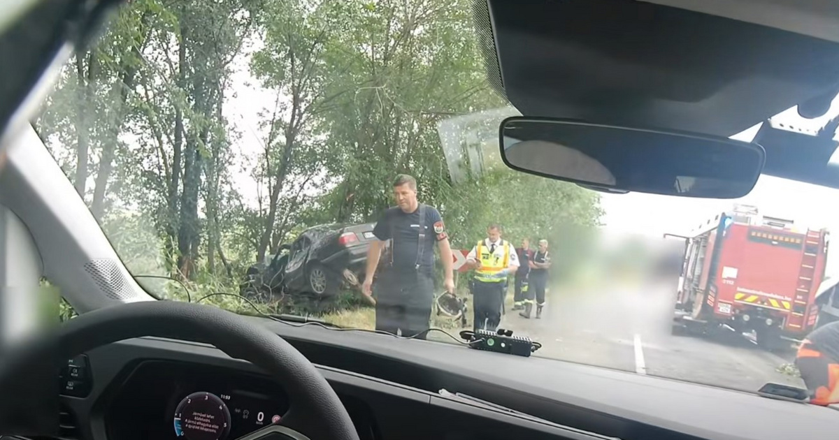 Fék nélküli BMW fának csapódott Ebes közelében – fehér por és eltiltás