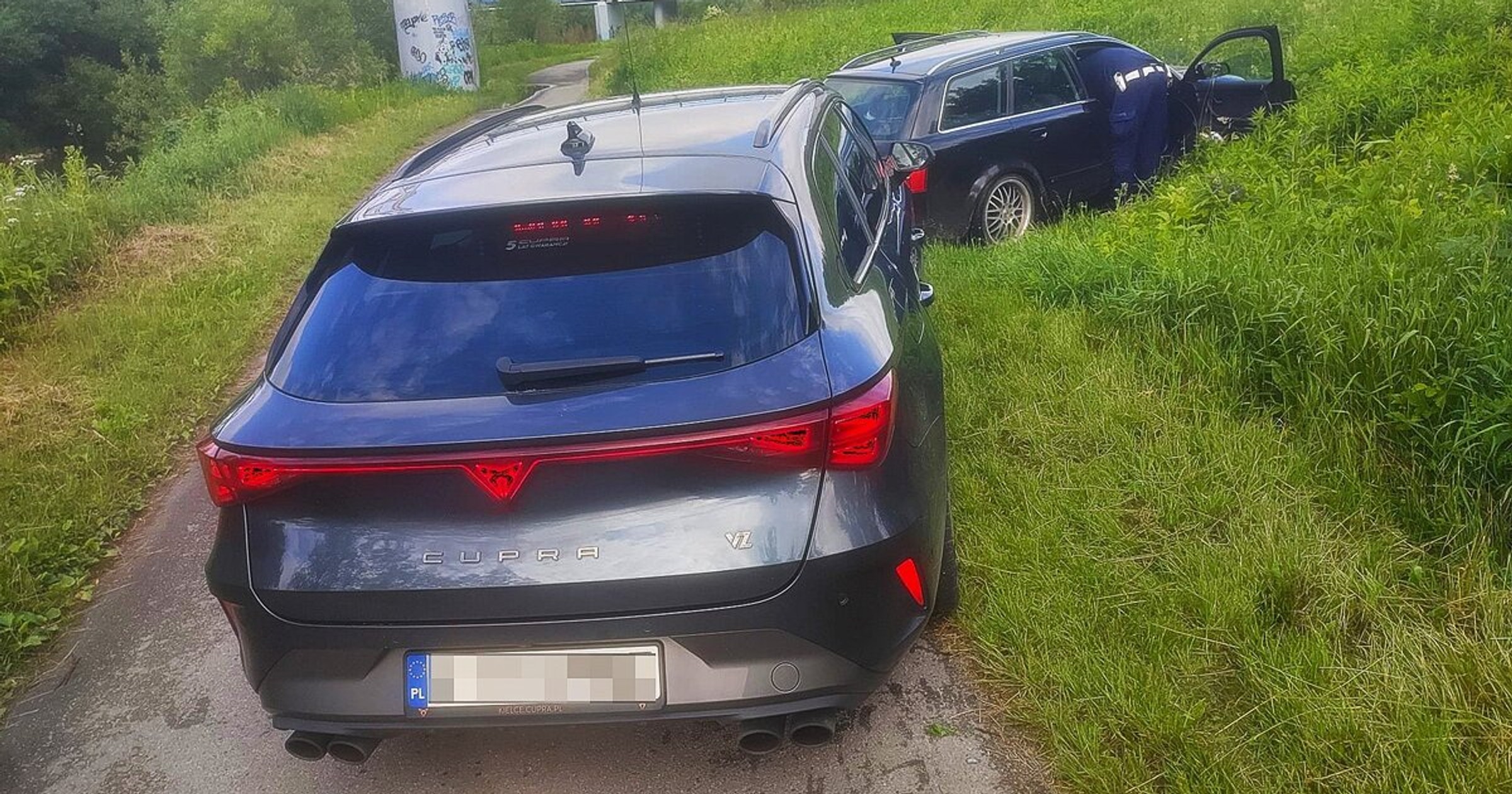 Pościg w Jaśle. Pasażer wyrzucał narkotyki z jadącego auta