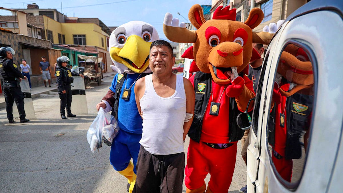 Drogenrazzia in Lima: Polizisten verkleidet als WM-Maskottchen nehmen Dealer fest