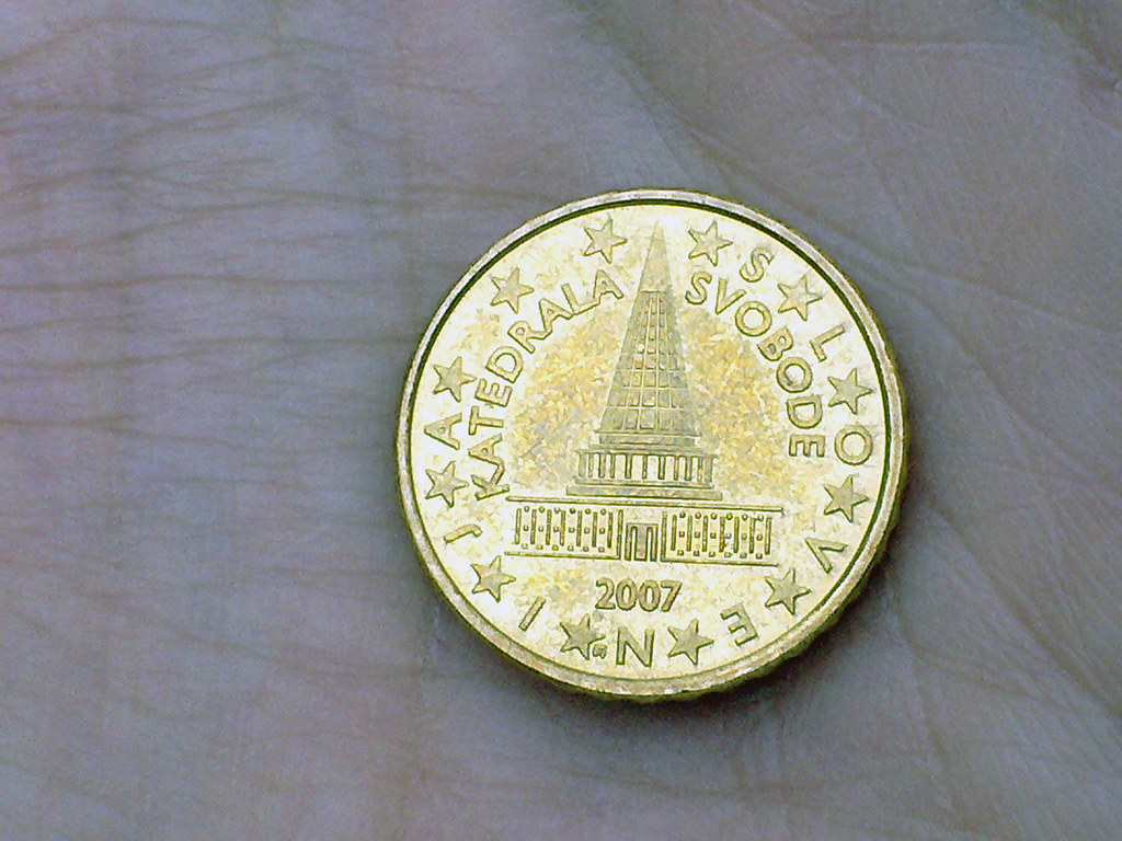 Podvodníci zneužívajú smútočné oznámenia na internete, pýtajú 20–50 eur