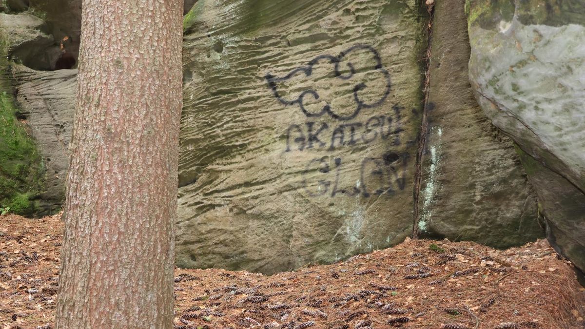 Vandali posprejovali skály v Českém ráji, policie pátrá po pachatelích