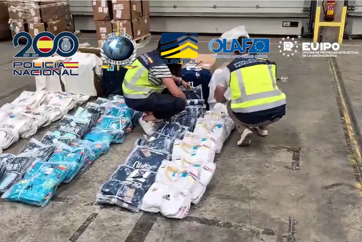 Más de 66.000 camisetas falsas del Mundial intervenidas en España: 95 detenidos