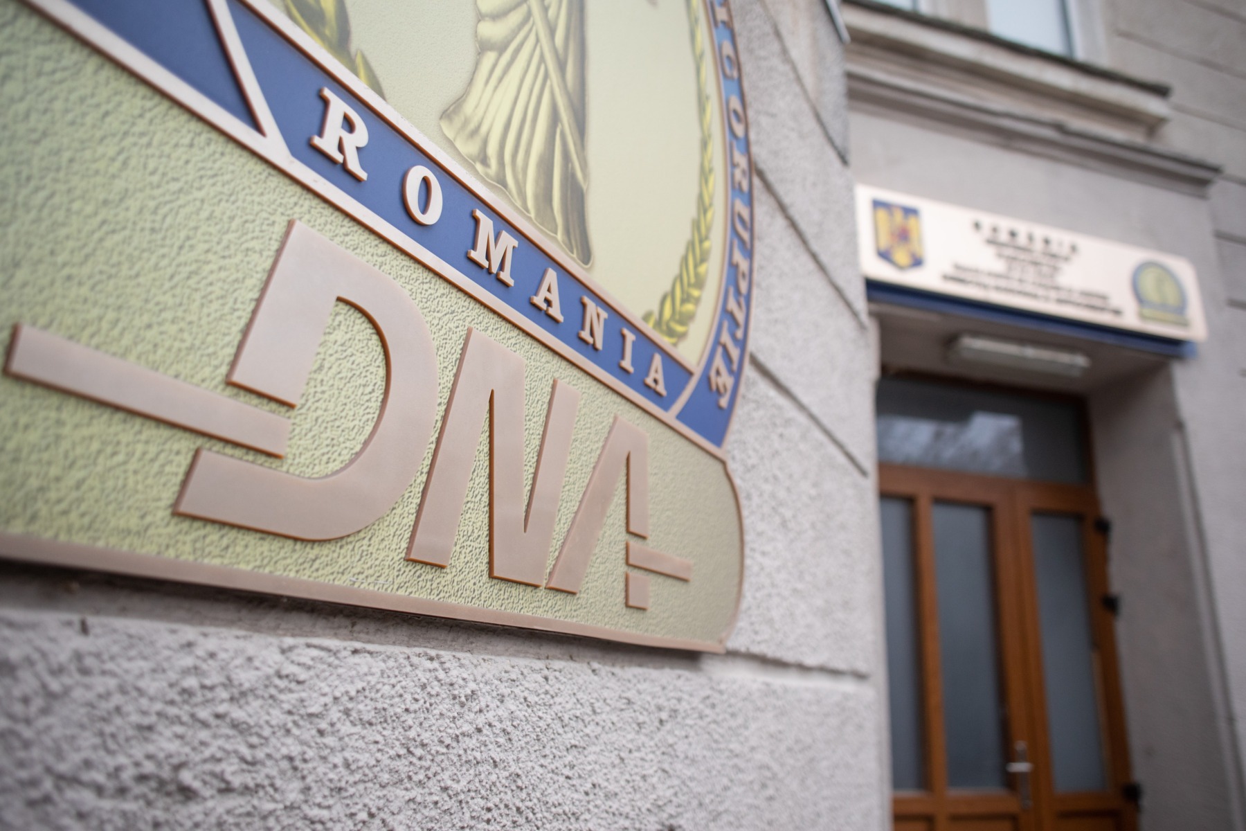Evaziune fiscală de 50 milioane lei: șase reținuți de DNA Timișoara în dosarul platformelor de curierat
