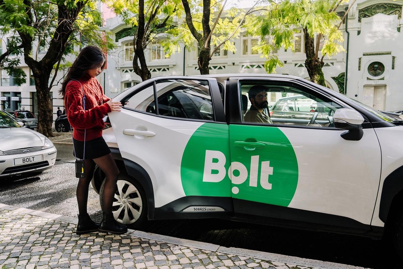 Daňové úniky u taxislužeb: policie stíhá deset lidí, škoda přes 300 milionů Kč