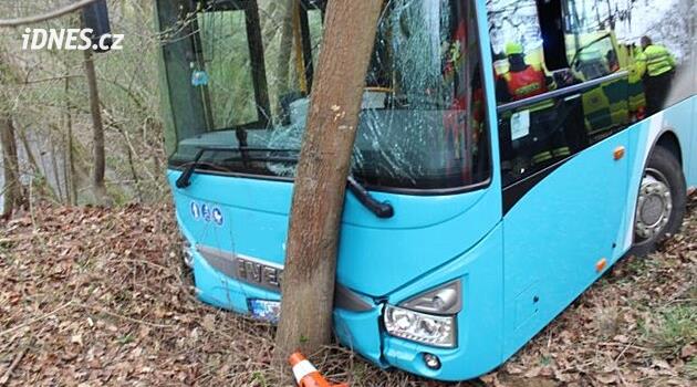 Opilý řidič autobusu havaroval s cestujícími v Přerově, hrozí mu až tři roky