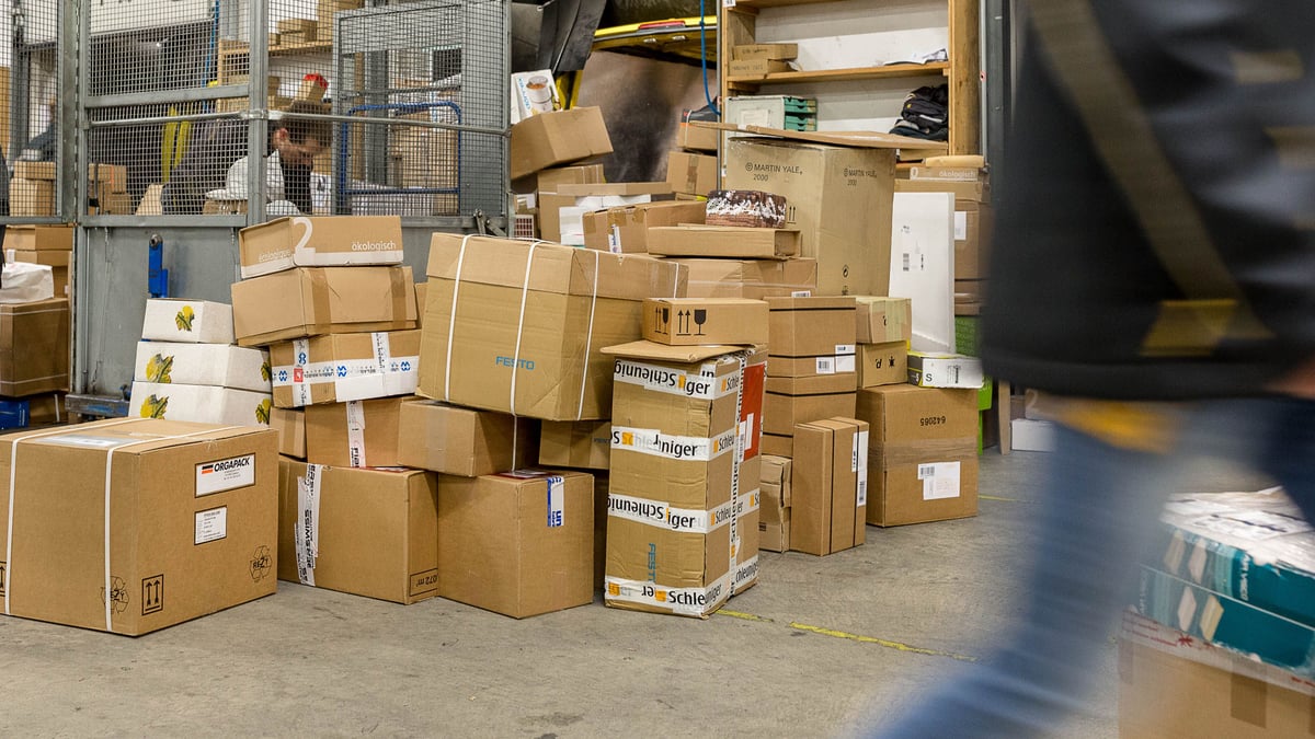 Postbote in Region Baden wegen Paketdiebstahls verurteilt