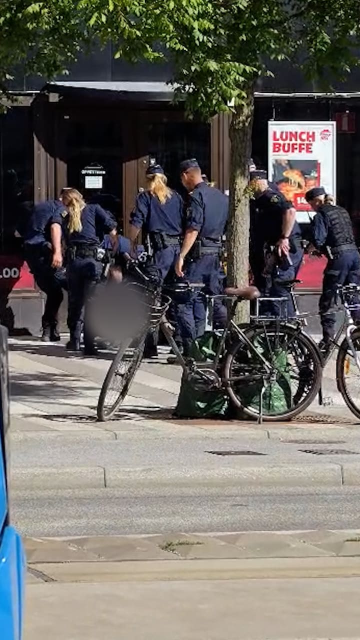 Polis ingrep mot obeklädd man med kniv i Stockholm