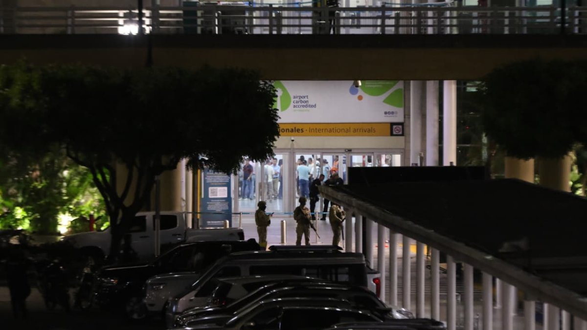 Parientes de cabecilla criminal lloran su deceso en la terminal aérea de Guayaquil