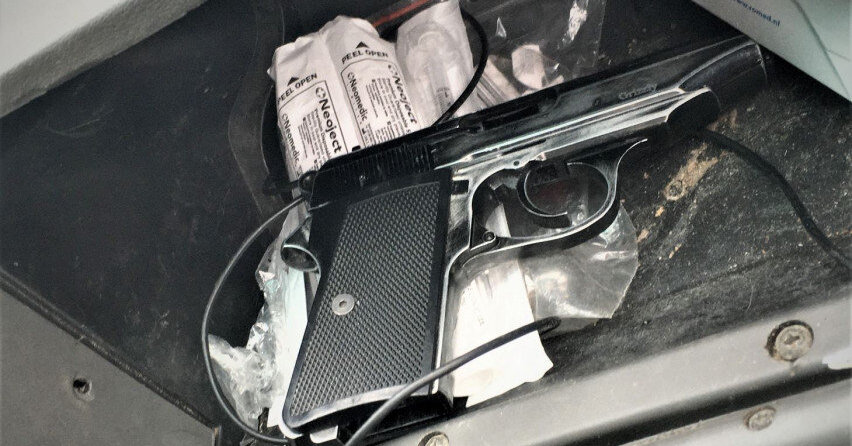 Radviliškio rajono gyventoja policijai atidavė sūnaus laikytą pistoletą