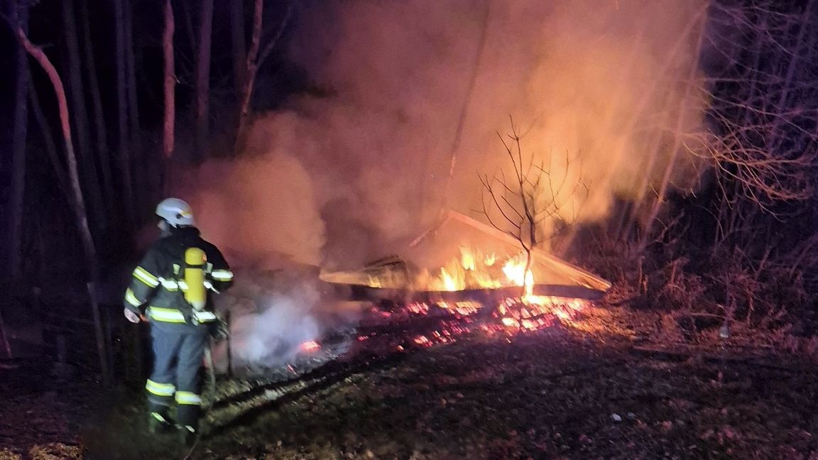 Opilý muž vhodil petardu do buňky a nechal v ní uhořet známého, hrozí mu 20 let