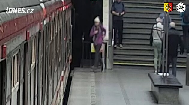 Neznámý muž napadl ženu v pražském metru, když odmítla vydat batoh