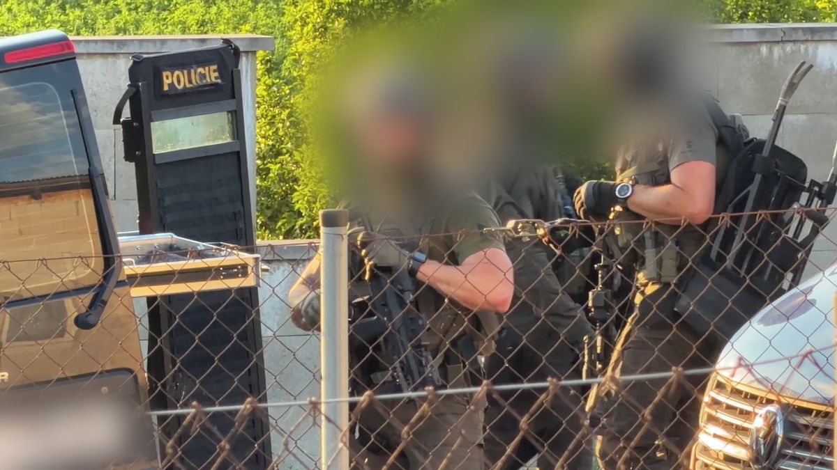 Střelba na policisty v obci na Berounsku skončila nálezem mrtvého muže v domě
