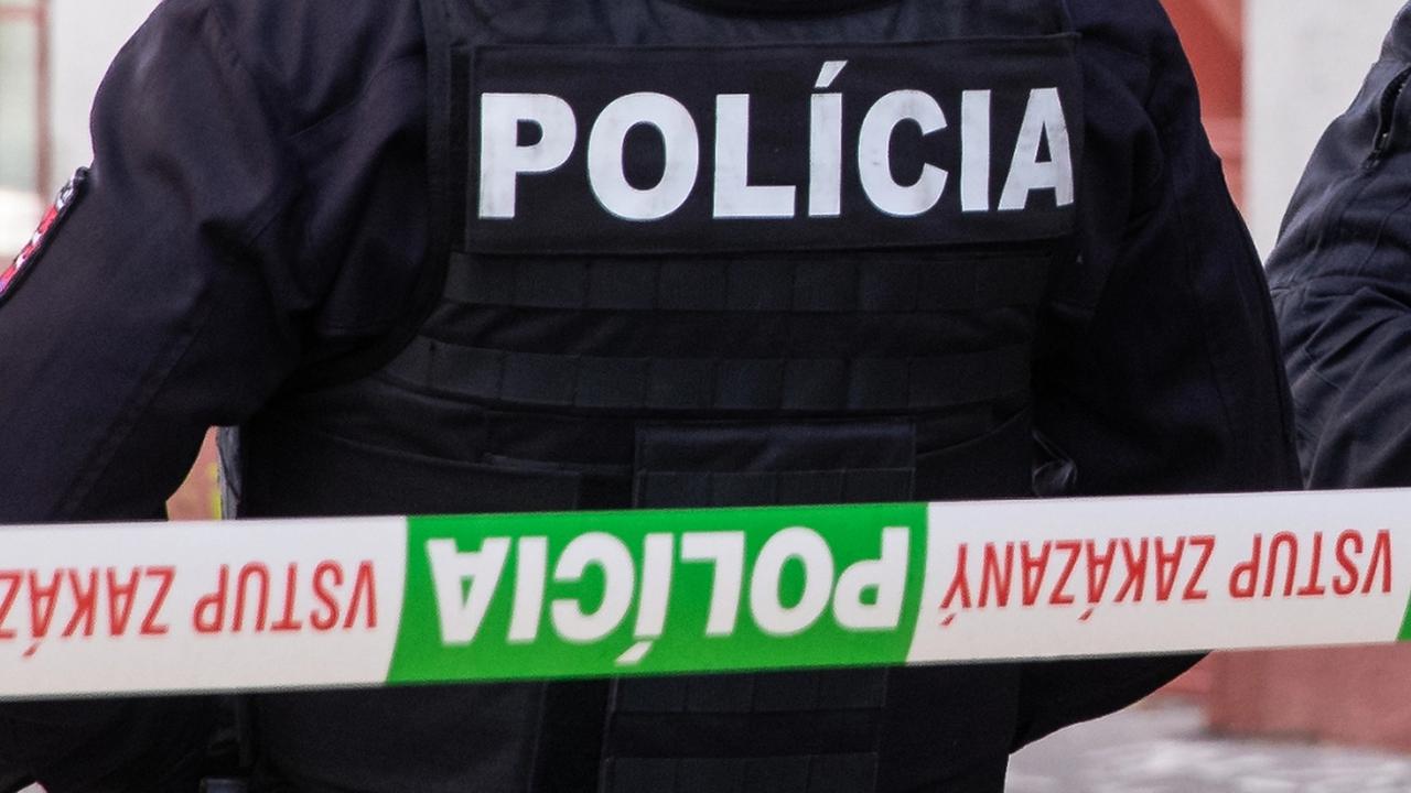 Opitý vodič v Podbrezovej narazil autom do bytovky, spolujazdkyňa skončila v nemocnici
