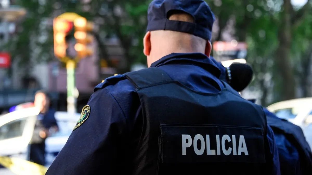 Hallan a hombre asesinado a balazos junto a una volqueta en Montevideo