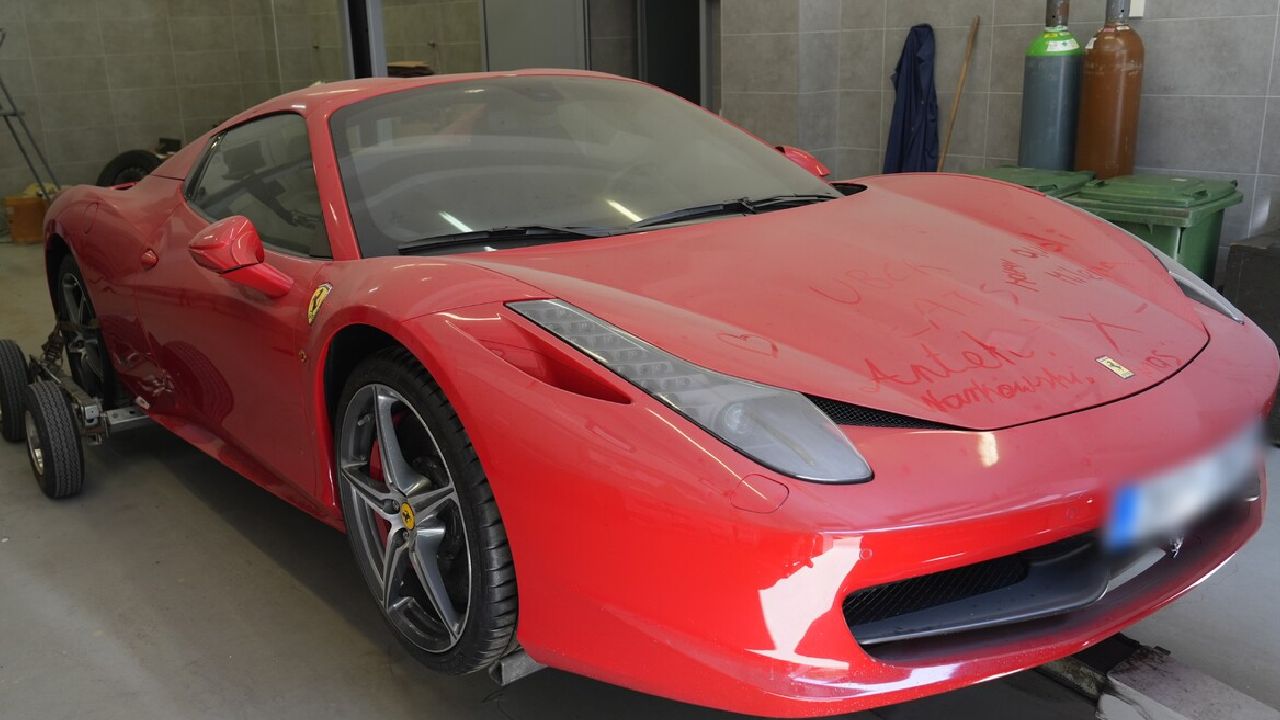 Aresztowany lider „mafii wnuczków”. Stracił Ferrari za 230 tys. euro