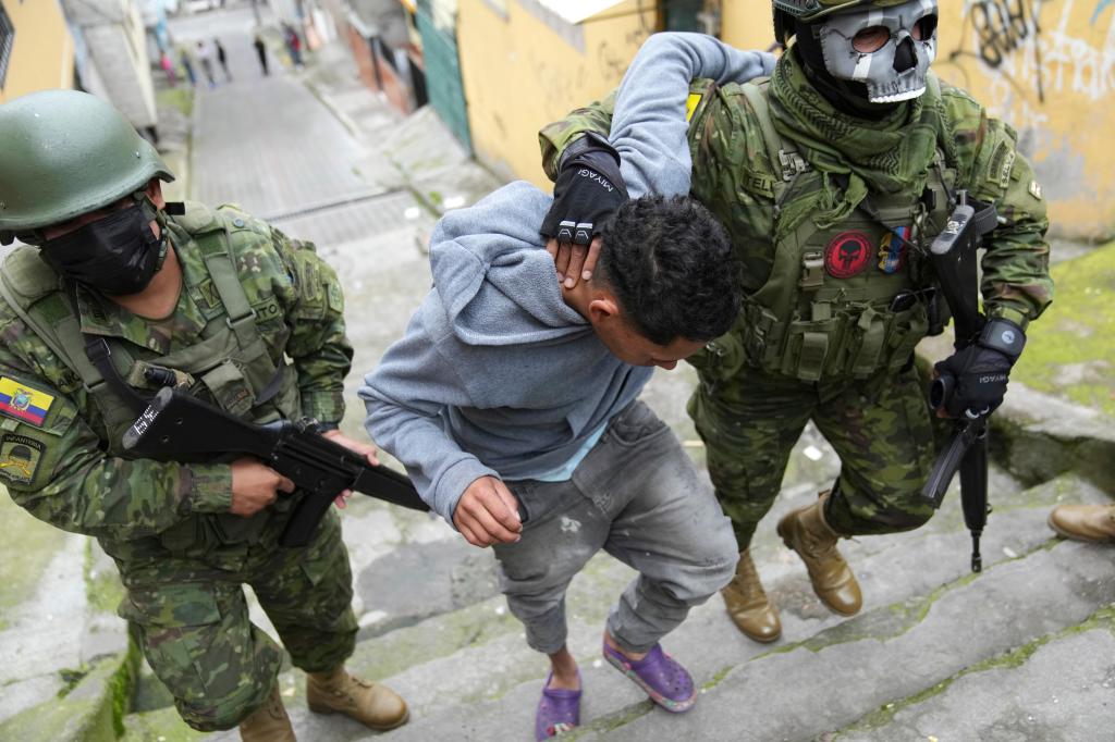 Ecuador entrega a EE.UU. a dos líderes de la banda "Los Choneros"