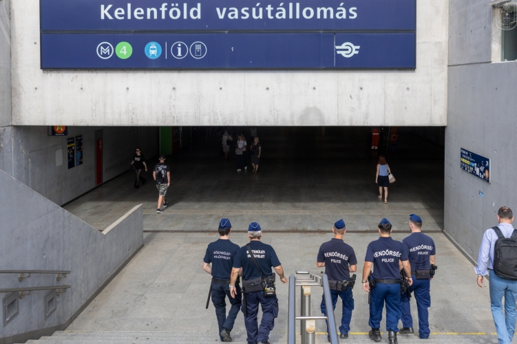 Kábítószert foglaltak le egy férfi ruházatában a Kelenföldi vasútállomásnál