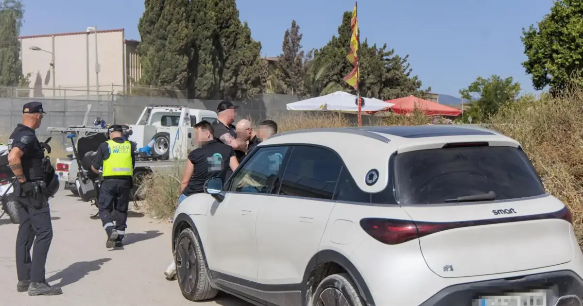 Turistas llegan al 'supermercado de drogas' de Son Banya justo durante un operativo policial