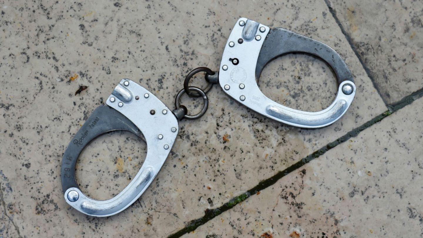 Fünf Festnahmen bei Razzien gegen Betrügerbande in Deutschland