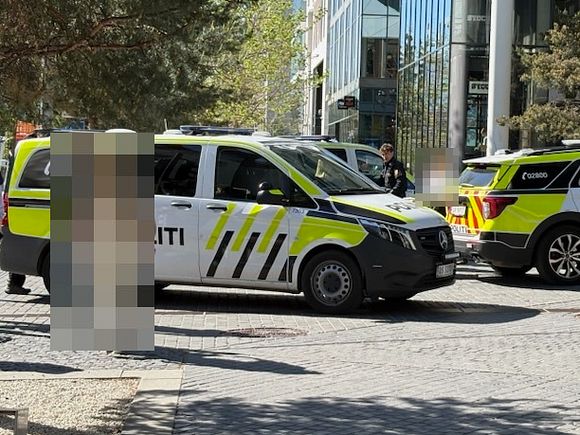 To pågripet i Bjørvika etter kniv- og øksehendelse