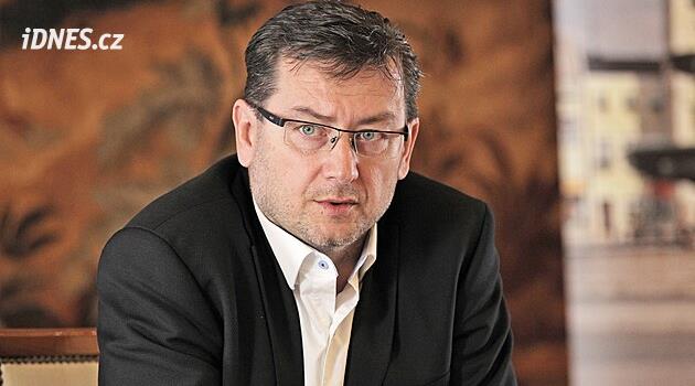 Policie vyhlásila pátrání po primátorovi Karviné Janu Wolfovi, čelí obvinění z korupce ve fotbale