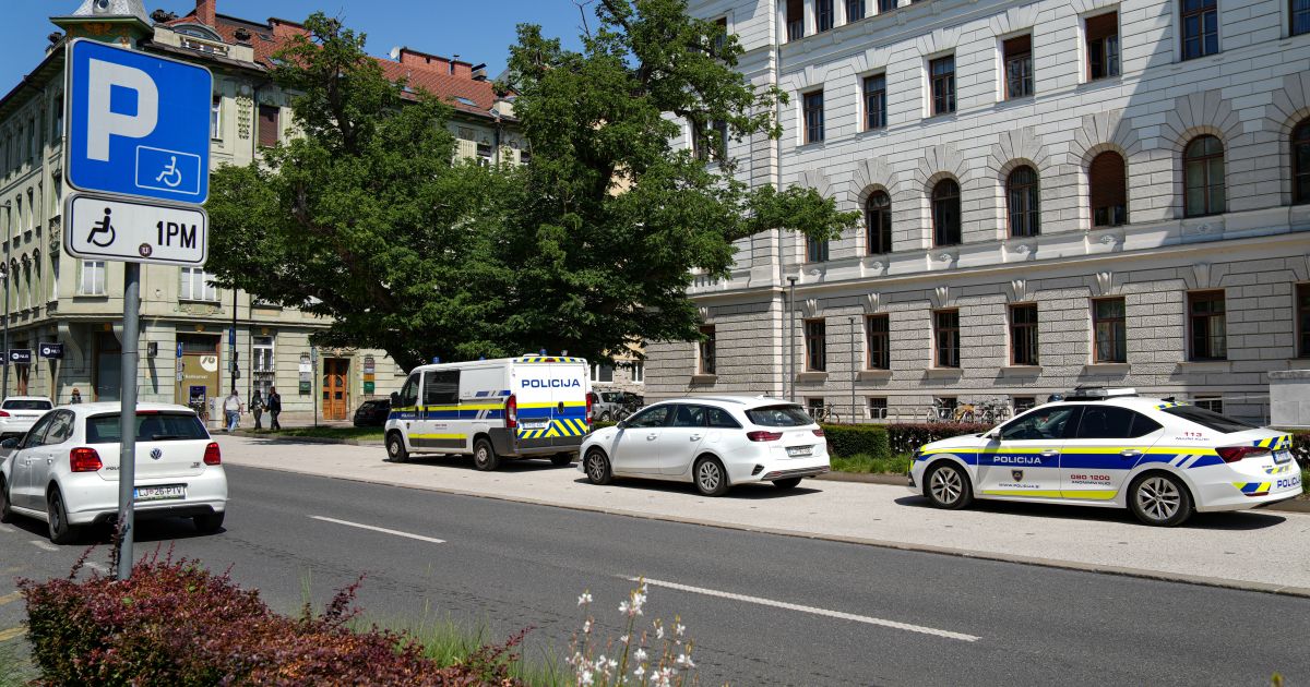 Serija bombnih groženj po Sloveniji: sodišča so bila evakuirana, policija ni našla nevarnih predmetov
