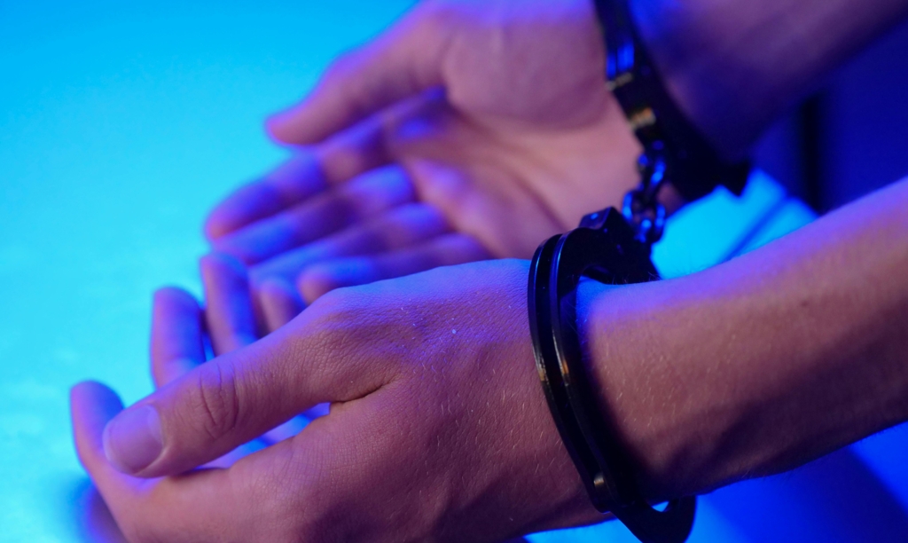 Prahova: Bărbat de 59 de ani, arestat preventiv pentru agresiune sexuală asupra a două minore vecine