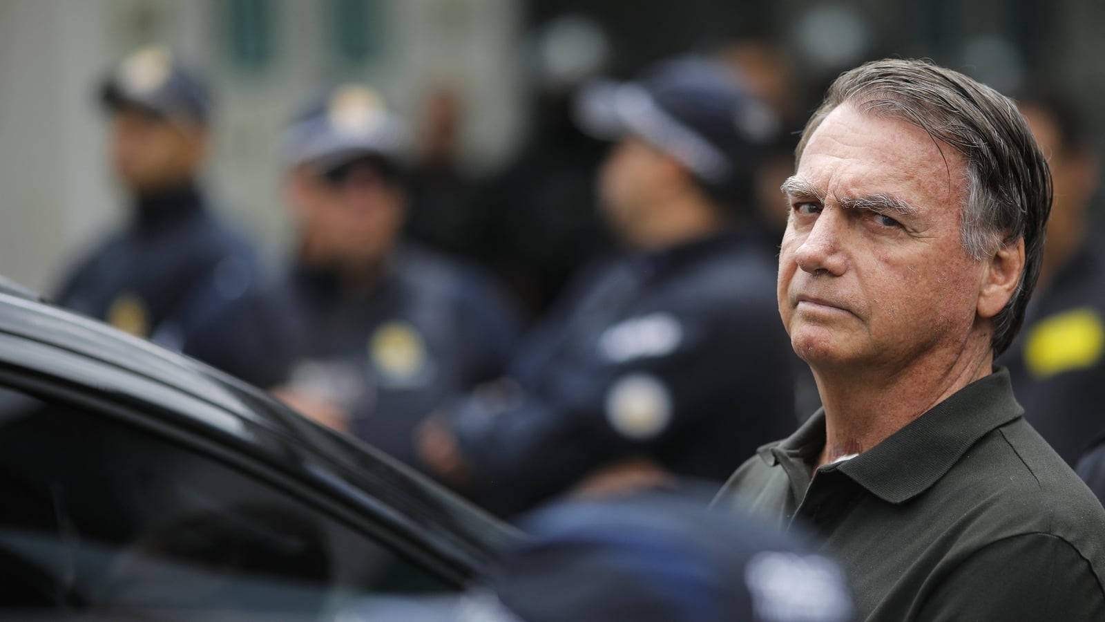 Polícia vai interrogar Bolsonaro após apreensão de pistola registrada em seu nome
