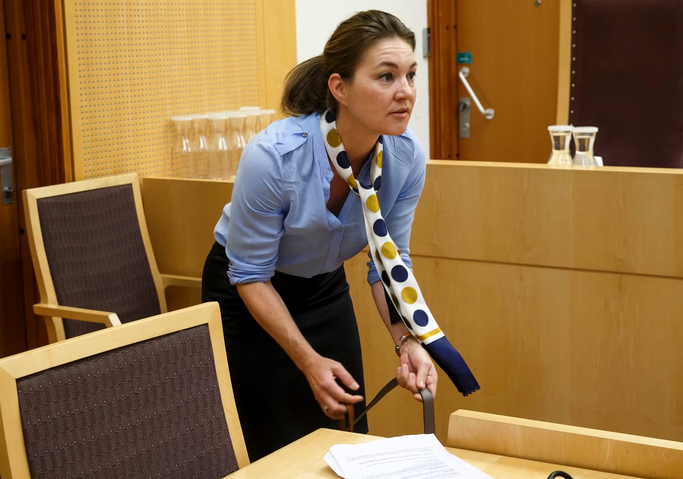 Kvinde varetægtsfængslet for vold og trusler mod politi og sundhedspersonale
