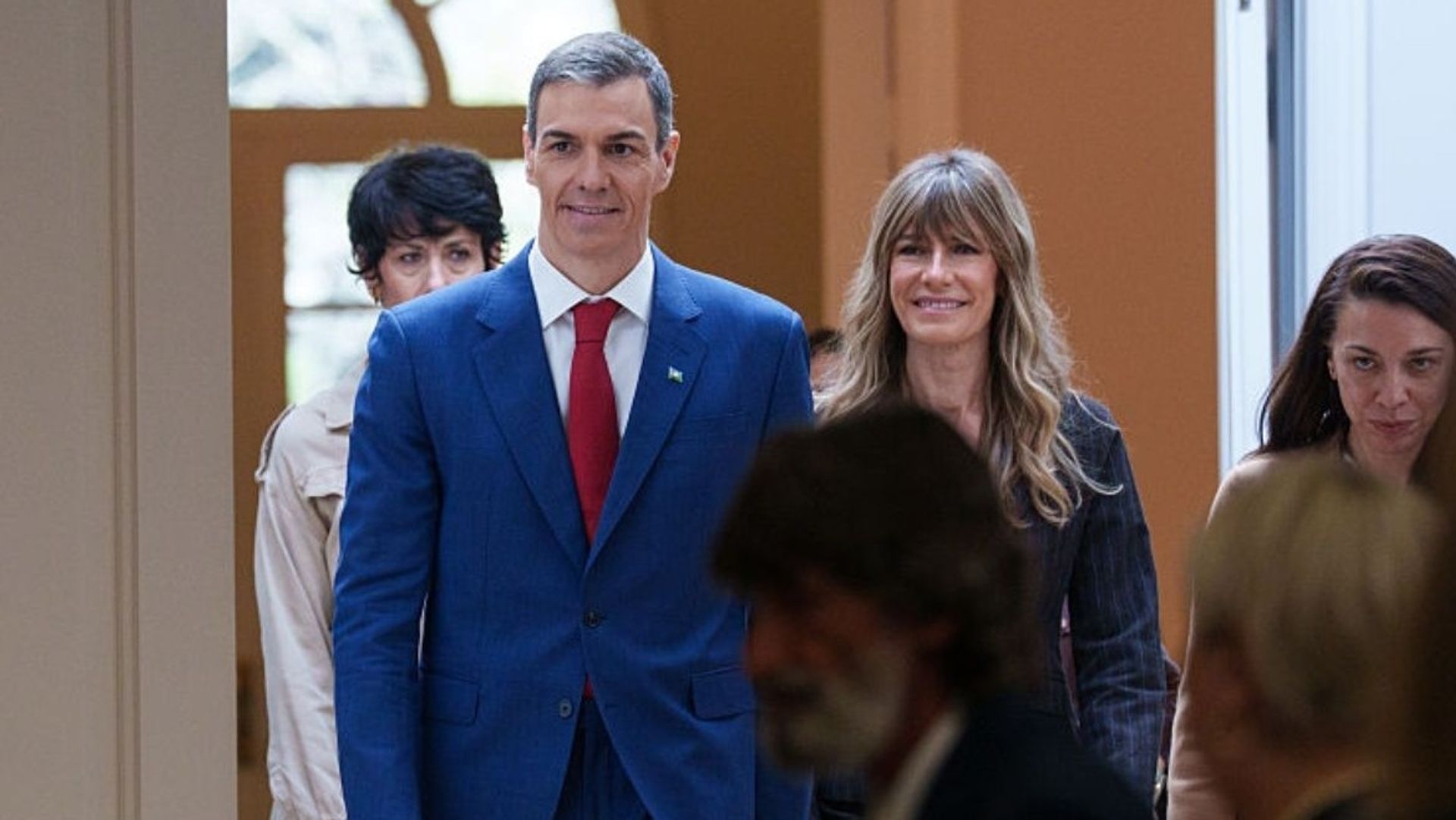 Un tribunal español prohíbe a la esposa del primer ministro Pedro Sánchez salir del país por un caso de corrupción