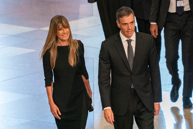 Tribunal español envía a juicio a la esposa del presidente por corrupción y le prohíbe salir del país