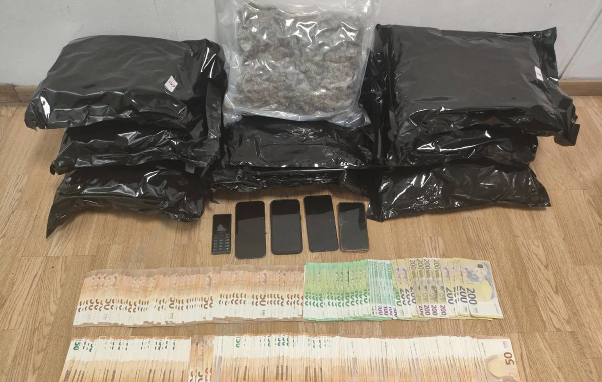 Ένα ζευγάρι στη σύλληψη: Σχεδόν 10 κιλά κάνναβης και χιλιάδες ευρώ κατασχέθηκαν στην Αθήνα
