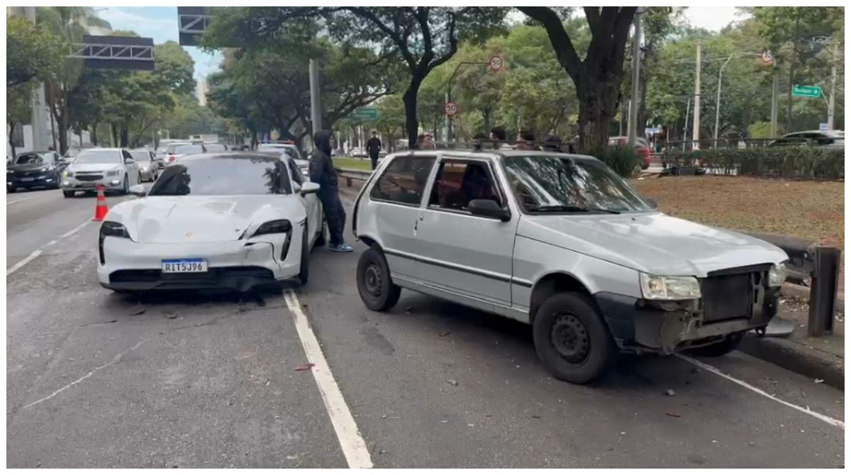 Empresário recusa bafômetro após bater Porsche em três carros em São Paulo
