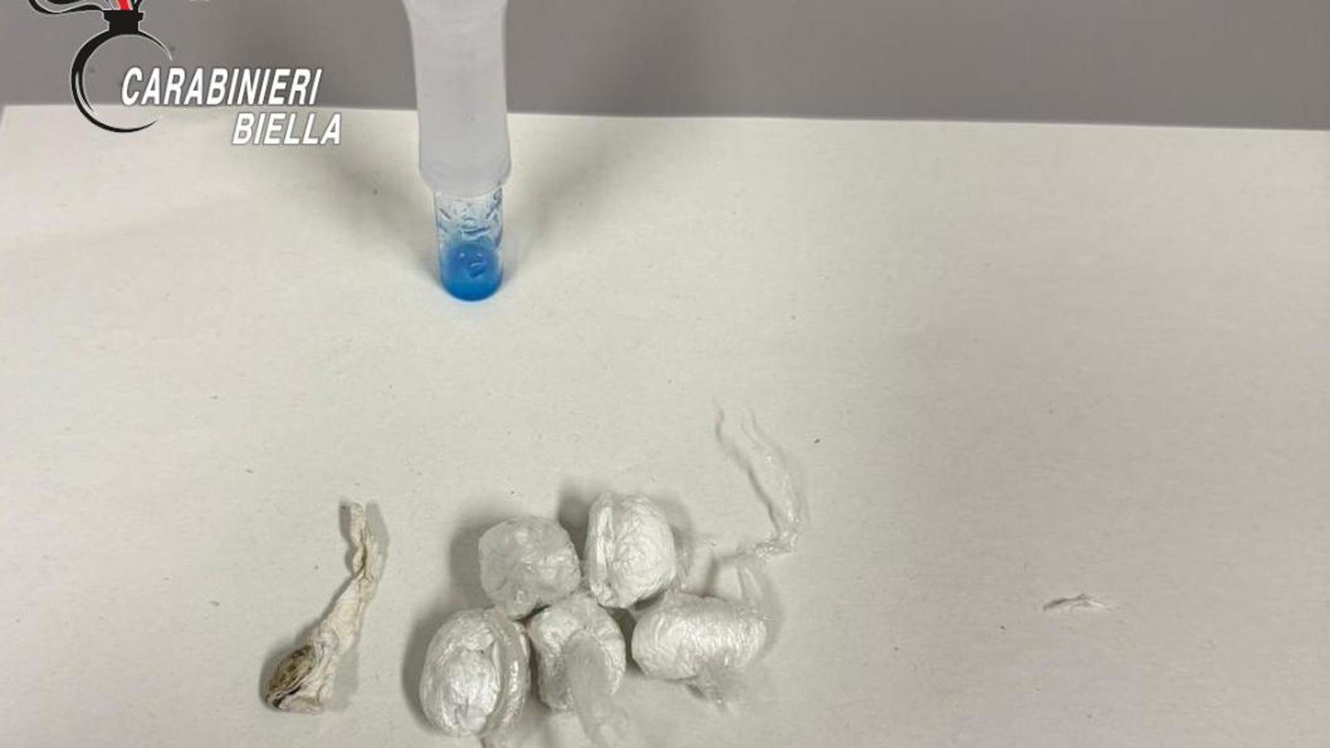Biella, spacciatore nasconde la droga in bocca e scappa dai carabinieri