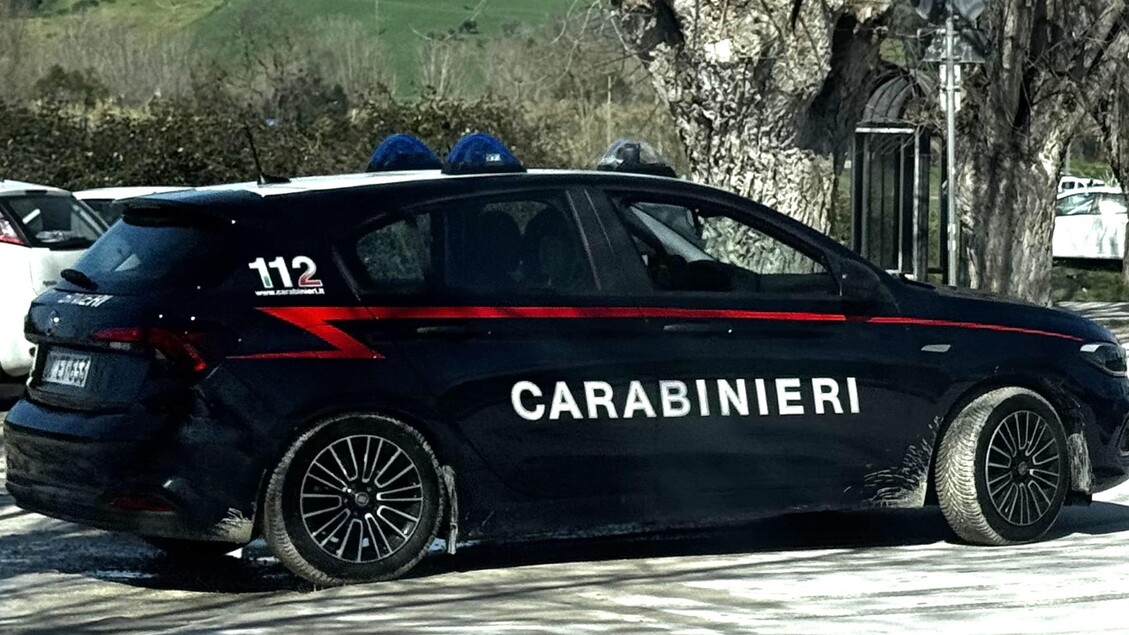 Labico, tenta di uccidere la compagna a coltellate: arrestato 72enne