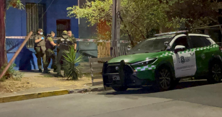 Mujer es encontrada muerta con heridas de cuchillo en el centro de Santiago