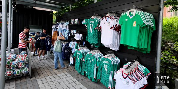 España desmantela red de falsificación con 66.000 camisetas de fútbol decomisadas
