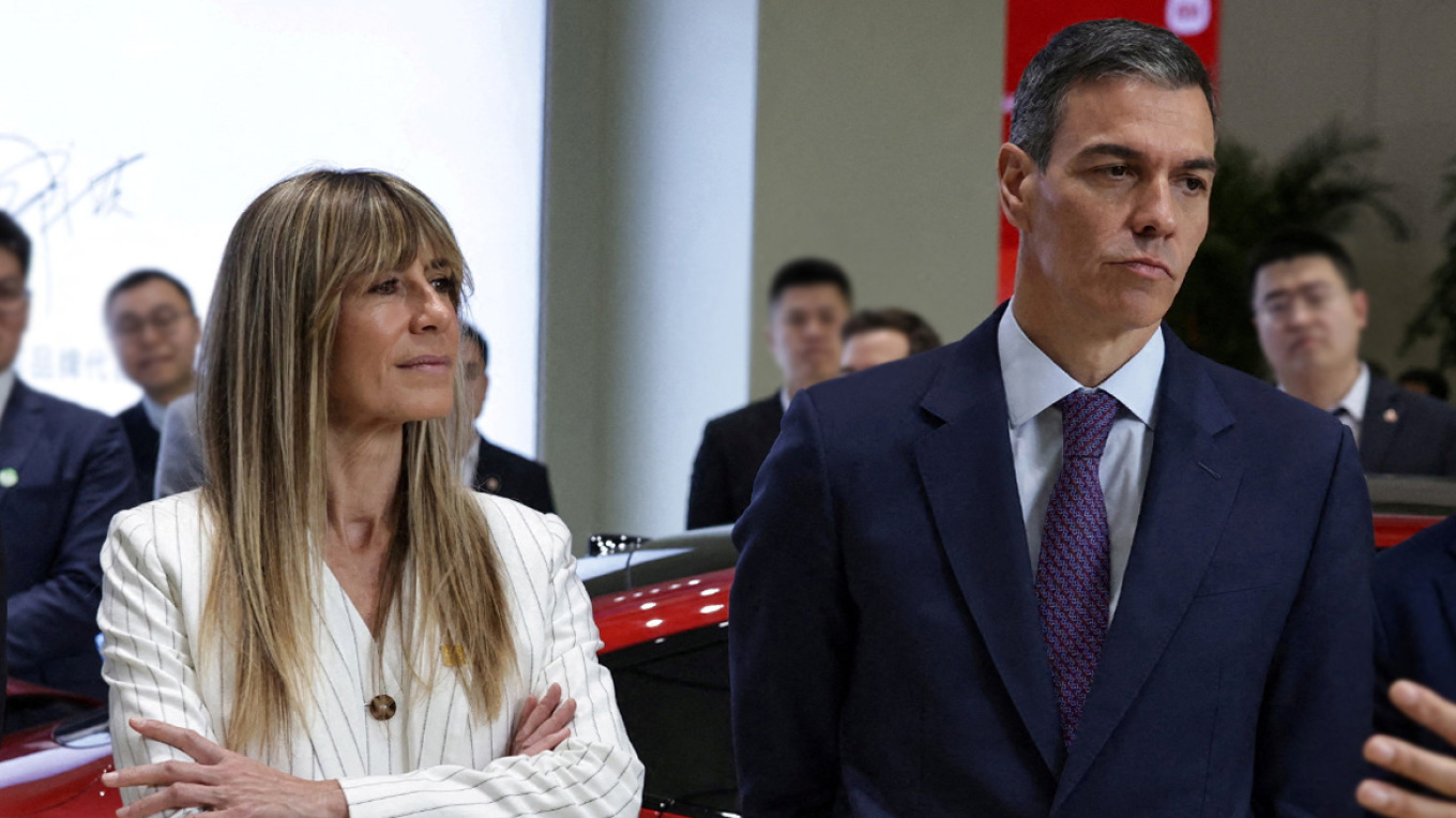 La mujer del presidente español Pedro Sánchez, enviada a juicio por cuatro delitos de corrupción