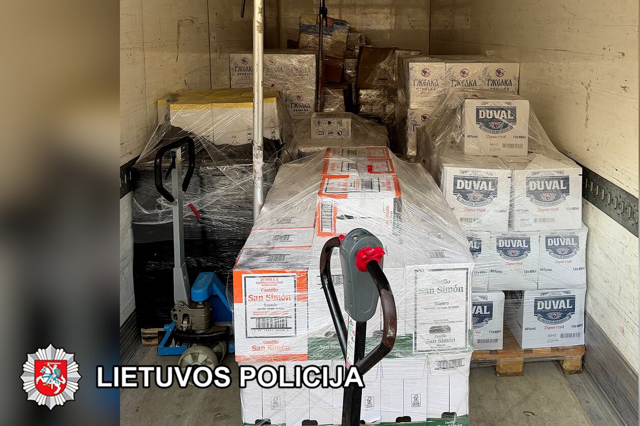 Klaipėdos policija per kratas paėmė beveik 4 tūkst. litrų nelegalių gėrimų ir šimtus blokų cigarečių