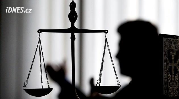 Muž s vidinami bodl seniora na zastávce v Krásném Březně, hrozí mu 20 let