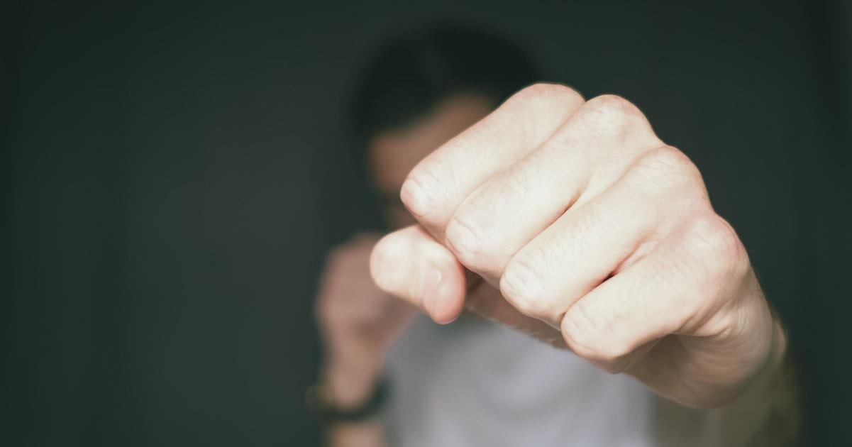 Agresor v okrese Vranov nad Topľou dobýjal sa do domu a vyhrážal sa žene usmrtením