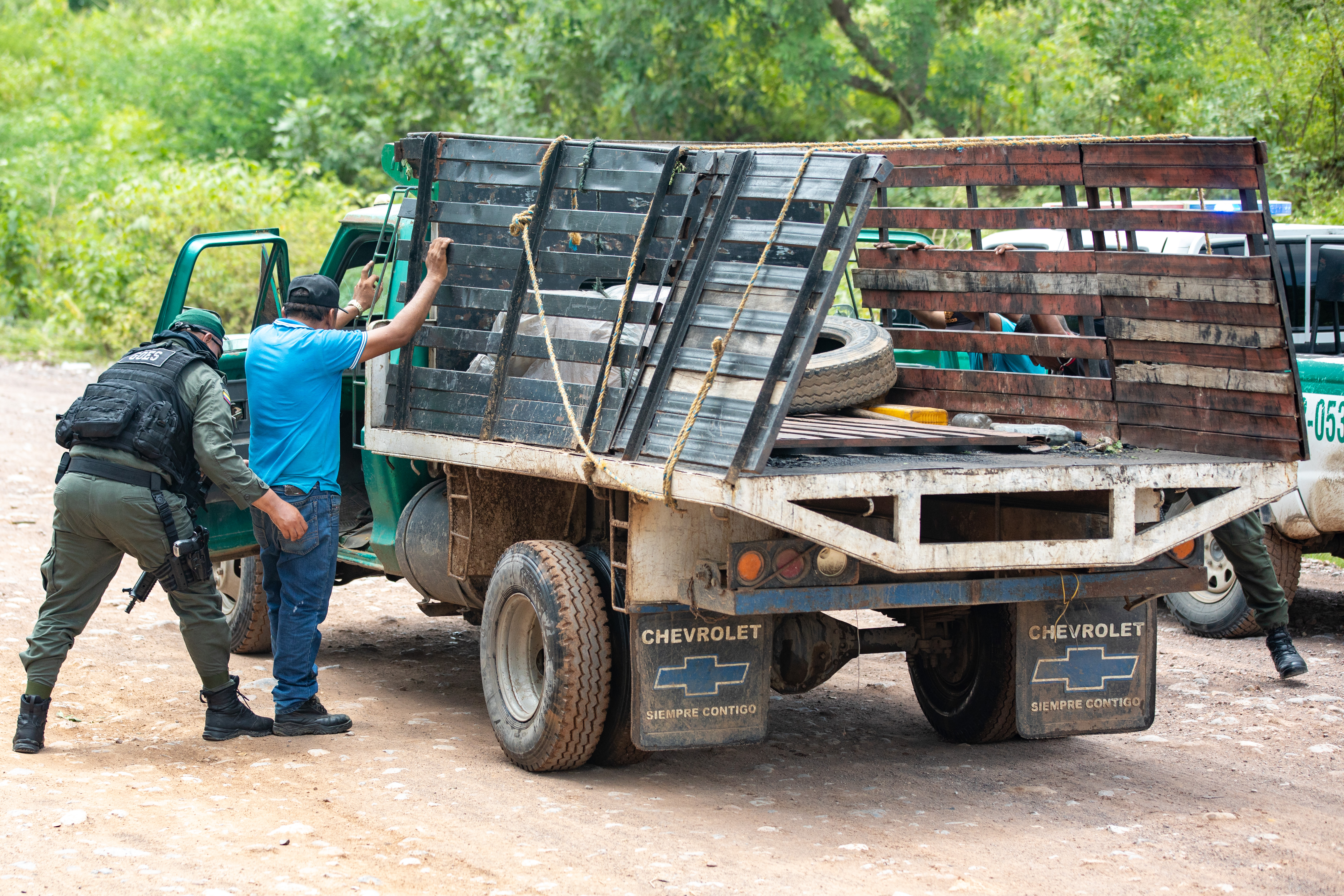 Policía decomisa 50 kilos de base de coca en una vía de Nariño